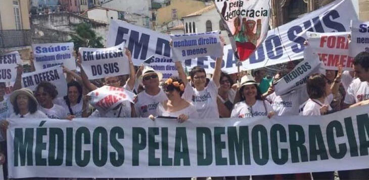 Médicos brasileños salen a la calle para pedir el "fin del fascismo" en las elecciones municipales