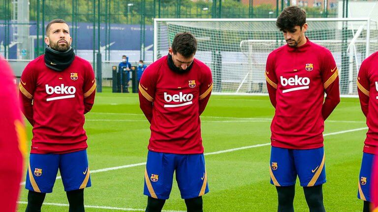 Con un minuto de silencio, Messi recordó junto al plantel del Barcelona a Diego Armando Maradona