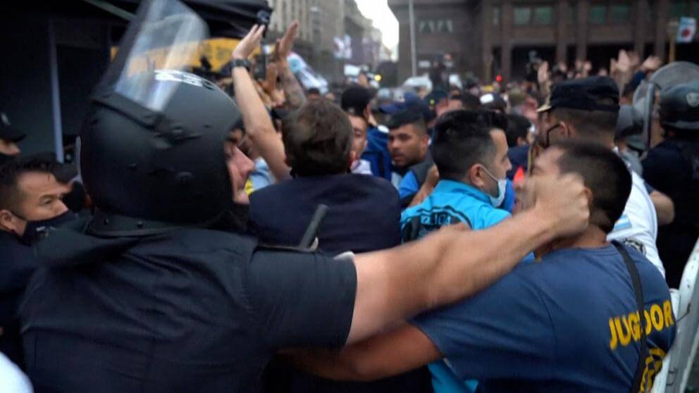 Nuevos incidentes y represión en los alrededores del velatorio de Maradona