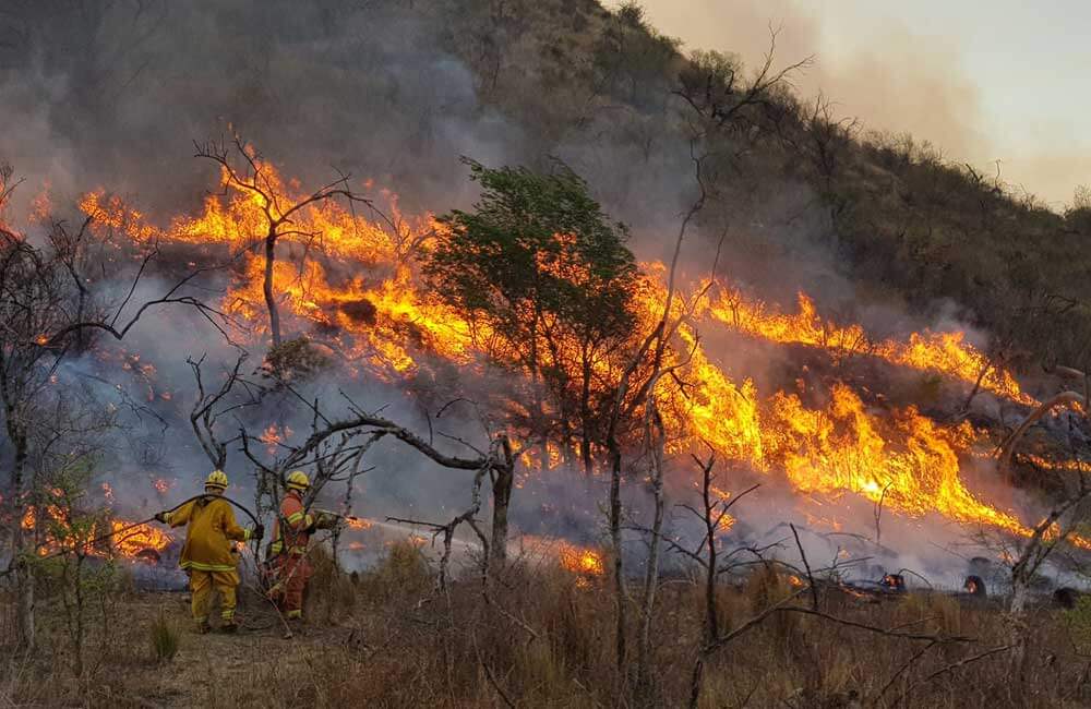 Cinco provincias continúan con focos activos de incendios forestales