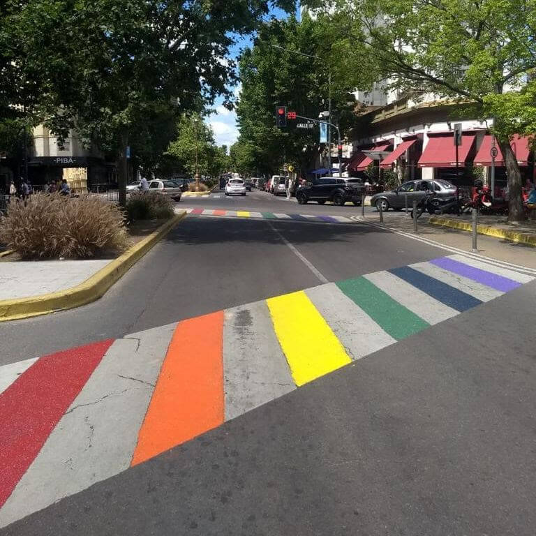 Pintan sendas peatonales en el centro de La Plata con los colores de la diversidad