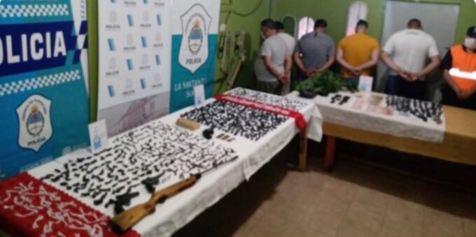 Cayó una banda liderada por un jubilado que cruzaba un río en tirolesa para vender drogas en La Matanza