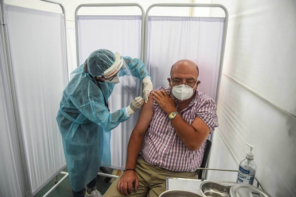 Perú suspende por precaución el ensayo de la vacuna china contra el coronavirus