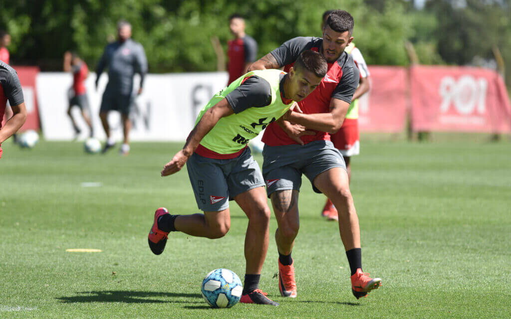 Estudiantes entrenó emulando el campo de juego de Argentinos Juniors