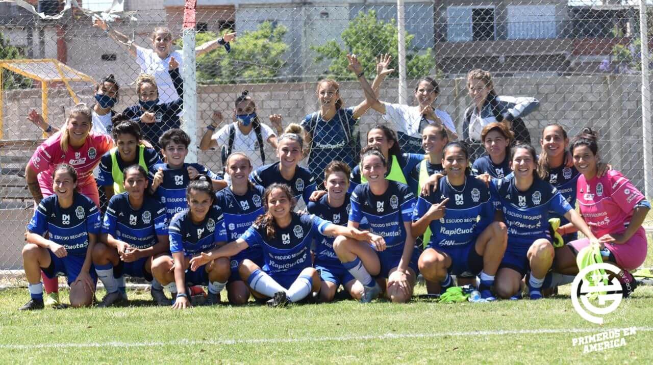 Con el pie derecho