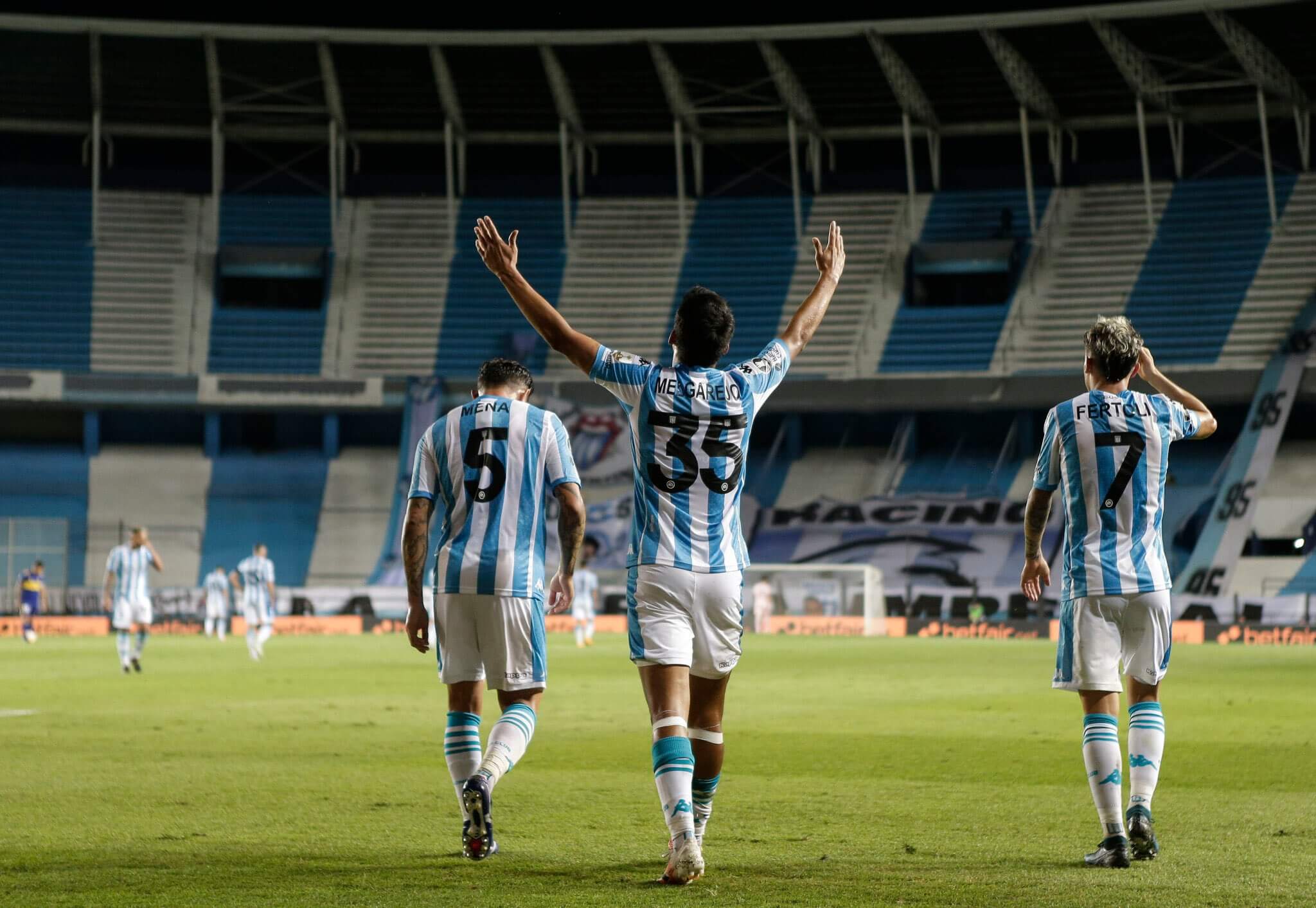 Racing venció a Boca en Avellaneda y va con ventaja a la Bombonera