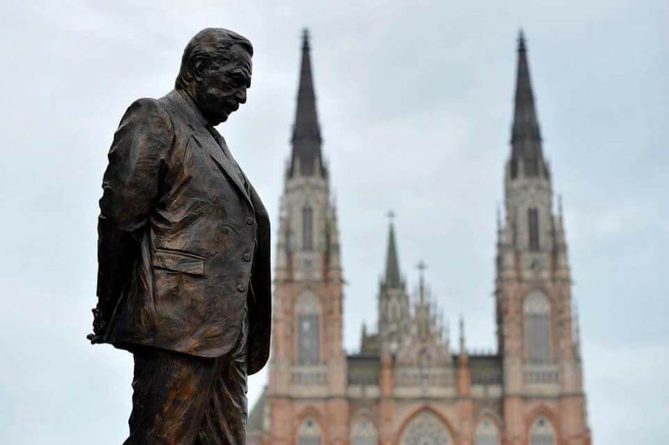 Fue declarado como "monumento histórico provincial" el monumento a Alfonsín de La Plata
