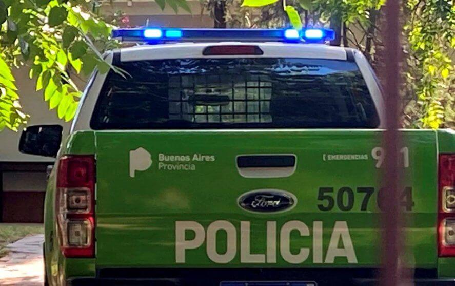 Falsos policías asaltan a una mujer y sus hijas cuando llegaban en remise a su casa en Moreno