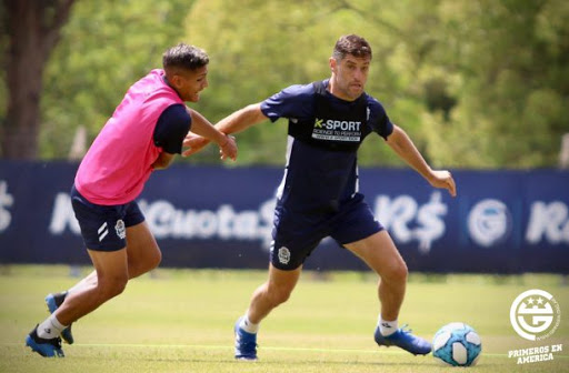 Gimnasia recibirá el sábado a Huracán en su vuelta al Bosque tras el fallecimiento de Diego