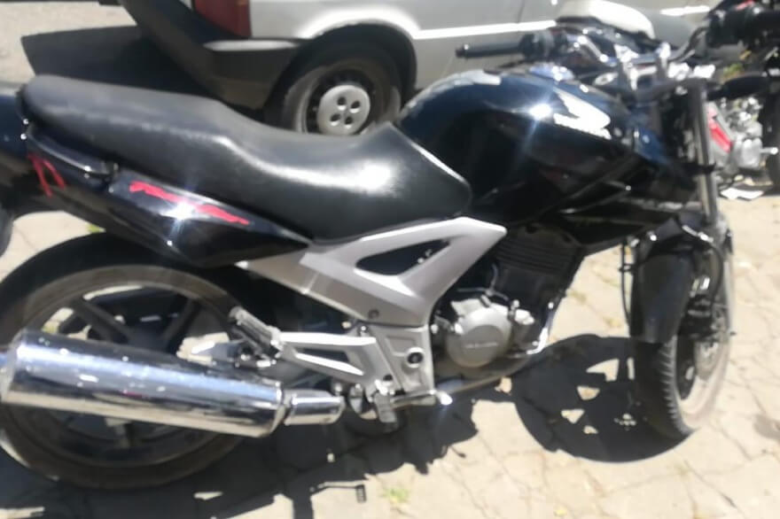 Un delincuente arrastró a una jubilada por la calle en Los Hornos para robarle