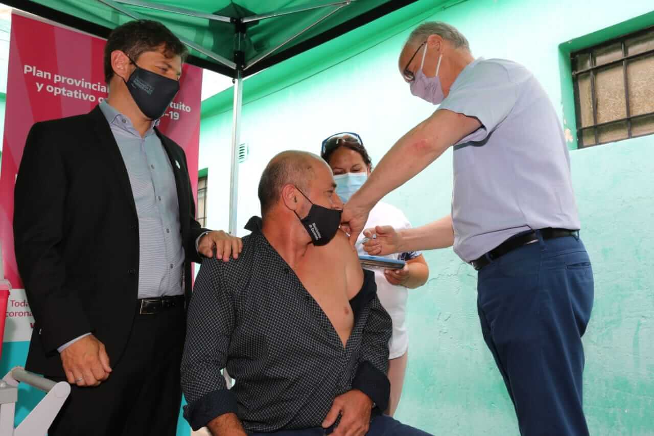 El ministro Gollan le aplicó la Sputnik V al intendente Secco en Ensenada