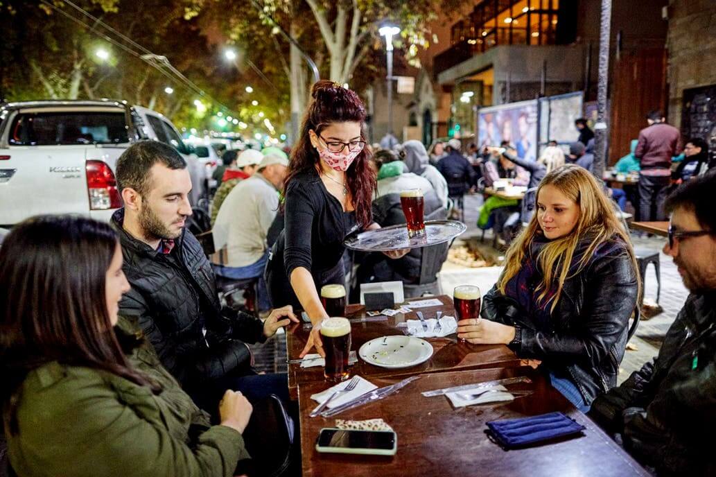 La provincia analiza extender hasta las 2 AM el cierre de bares, restaurantes y espectáculos