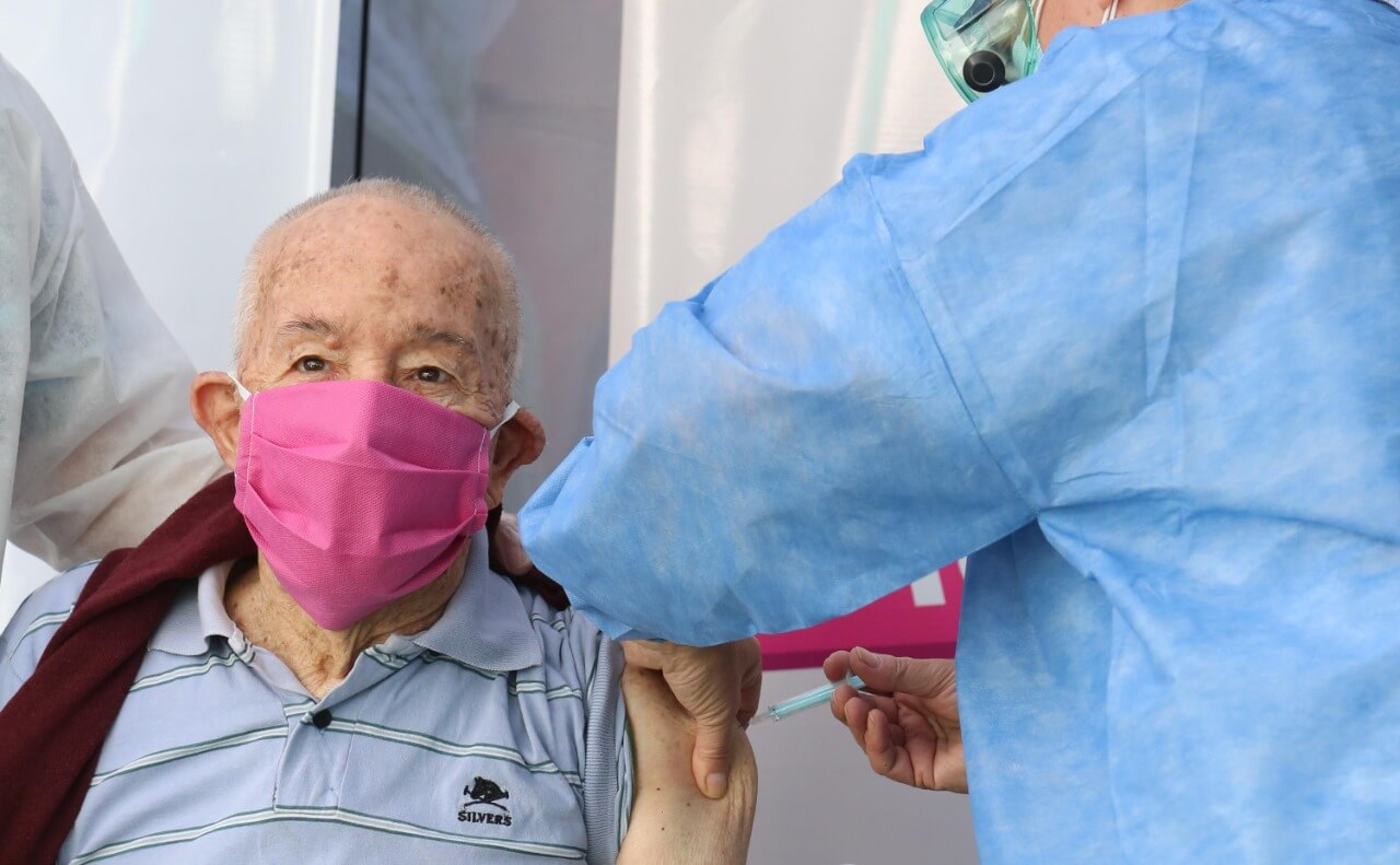 Comenzó la vacunación en los geriátricos en Ensenada