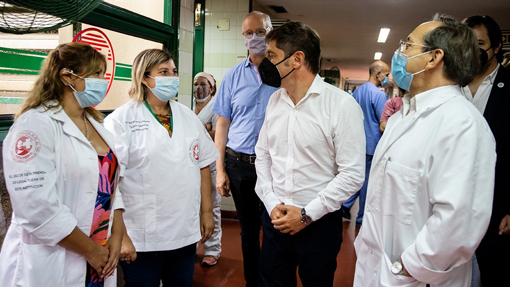 Kicillof visitó un centro de vacunación en La Plata