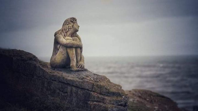 Buscan al artista de una misteriosa escultura de mujer que apareció en Mar del Plata