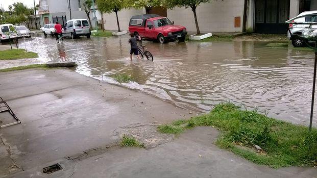 Berisso: calles inundadas tras las lluvias