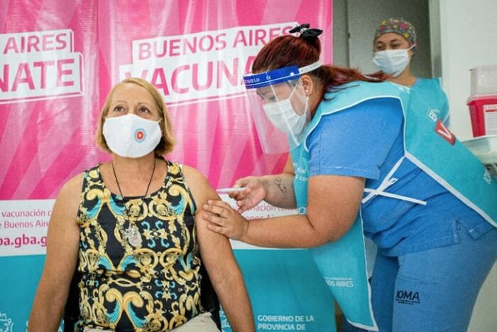 Comenzaron a vacunar a adultos mayores en el comedor de la Universidad Nacional de La Plata