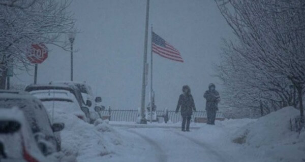 Una tormenta de nieve sacude a gran parte de Estados Unidos y retrasa la vacunación
