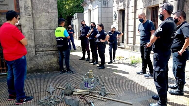 Desbaratan una banda que robaba piezas de bronce en el Cementerio
