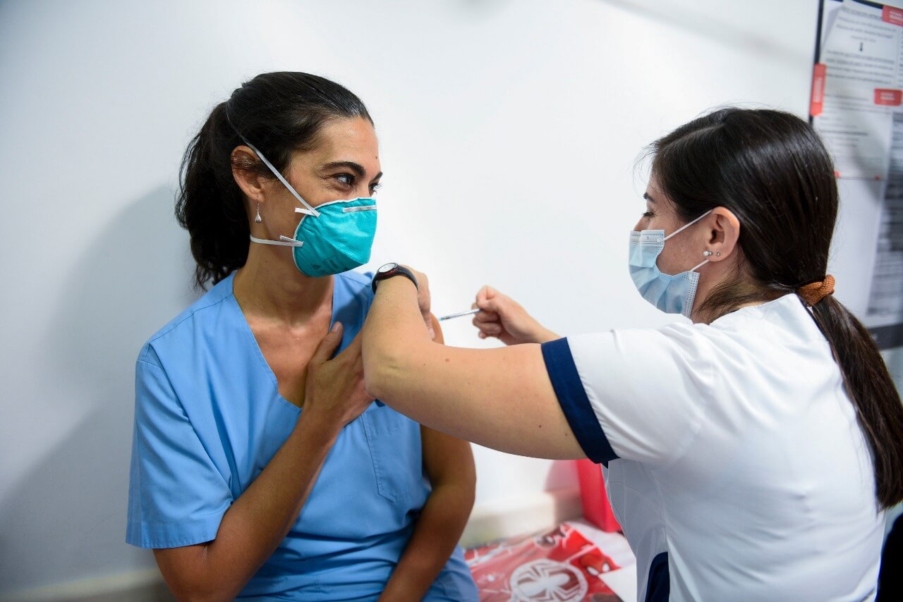 La cantidad de personas vacunadas en Argentina ya superó el número total de infectados por coronavirus