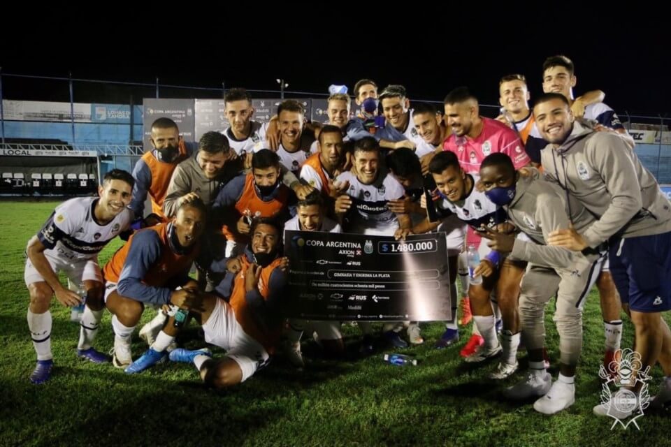 Gimnasia hizo pesar la diferencia de categoría y goleó a Dock Sud en la Copa Argentina