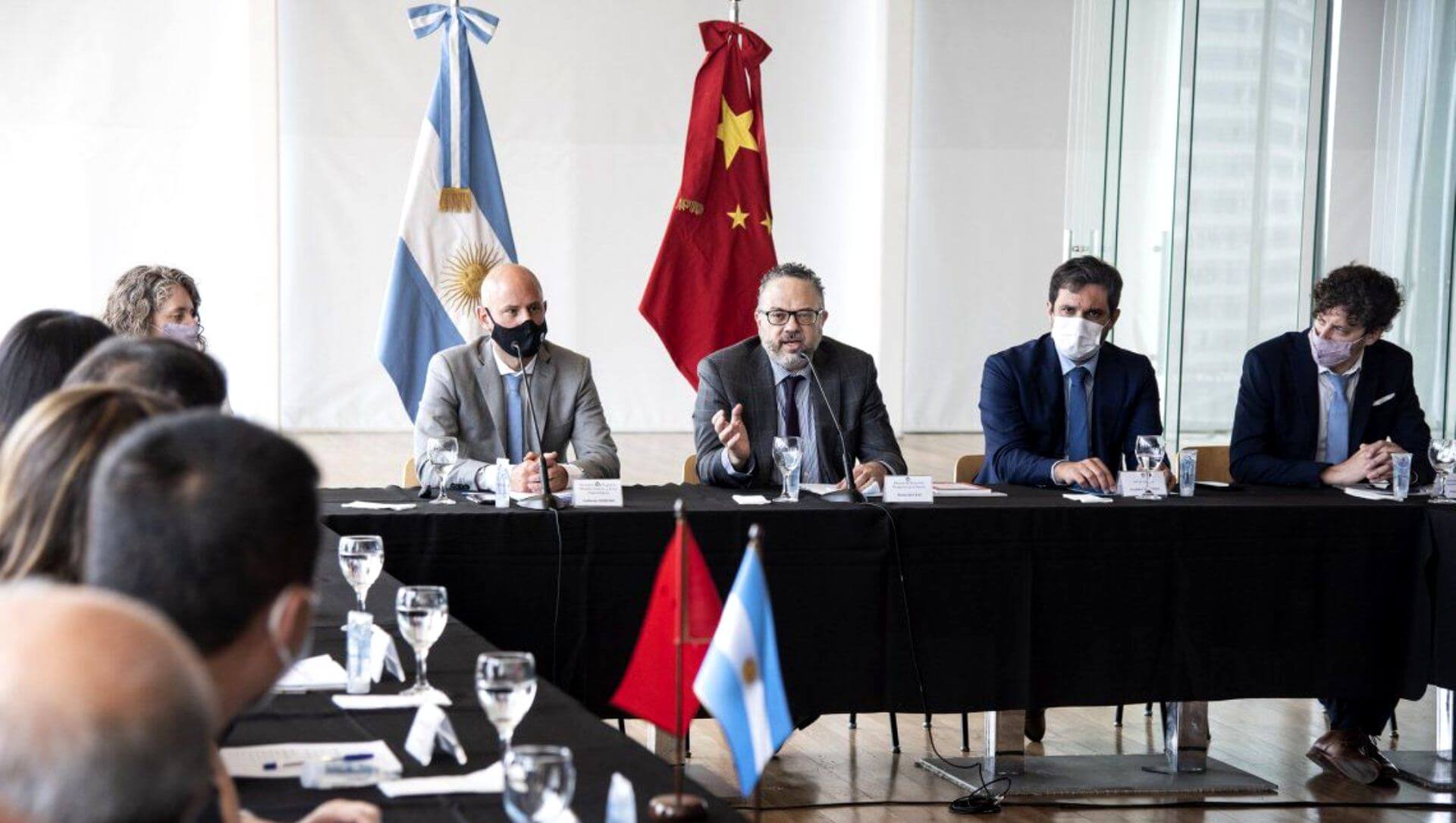El Gobierno presenta un plan integral para beneficiar a 1.000 pymes que exporten a China