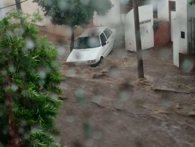 Un temporal causó graves inundaciones y destrozos en Catamarca