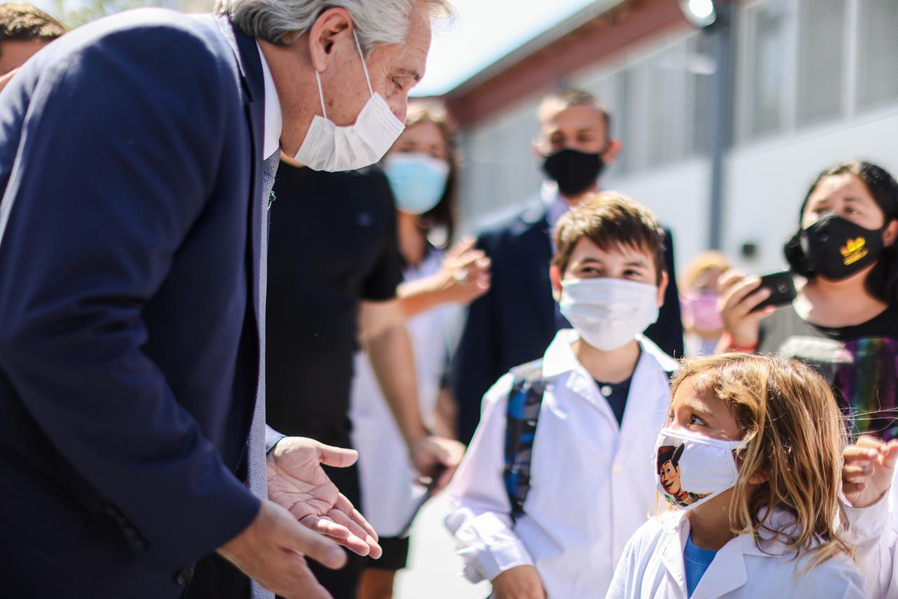 Alberto Fernández recorrió un vacunatorio y una escuela rural en Avellaneda