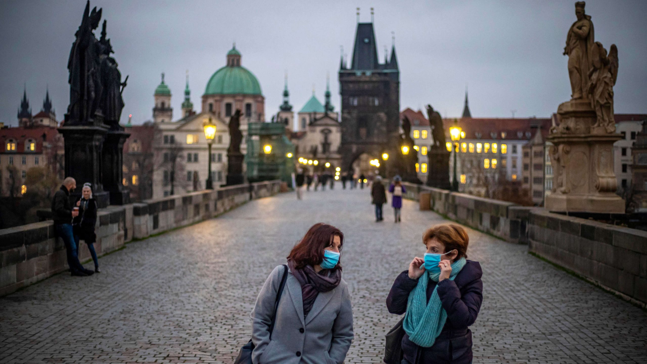 Europa intenta frenar la cuarta ola del coronavirus con restricciones y vacunas