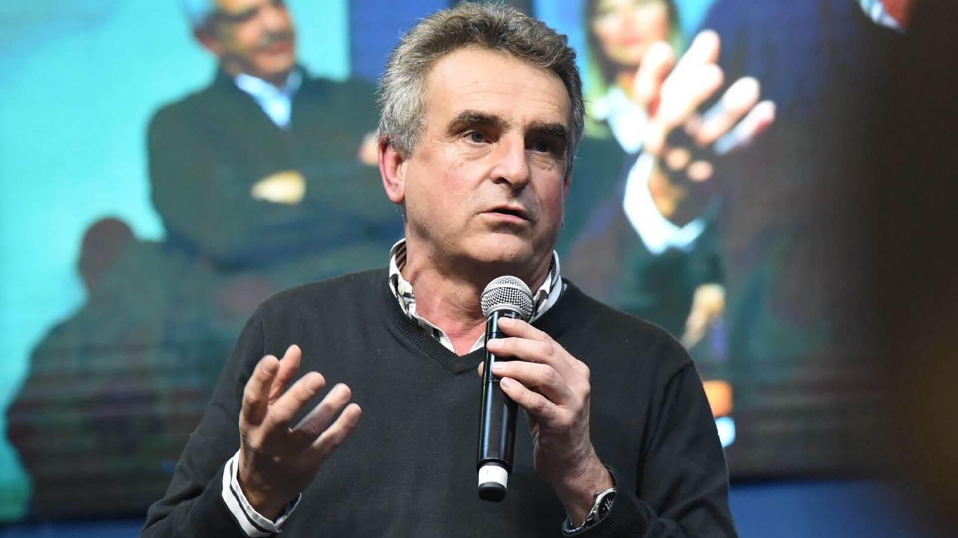 Agustín Rossi respondió un tuit de Bolsonaro y dijo que "las Fuerzas Armadas no realizan seguridad interior"
