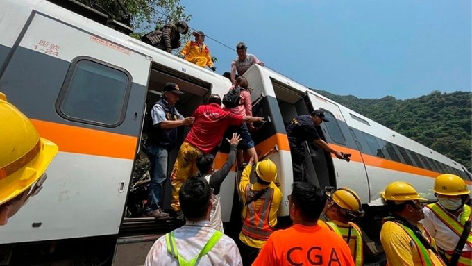Grave accidente ferroviario en Taiwán: al menos 48 muertos al descarrilar un tren