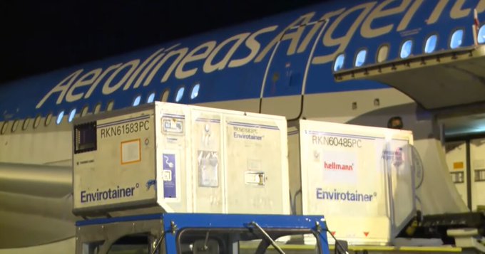 Llegó el vuelo de Aerolíneas Argentinas con 384.000 vacunas Sinopham