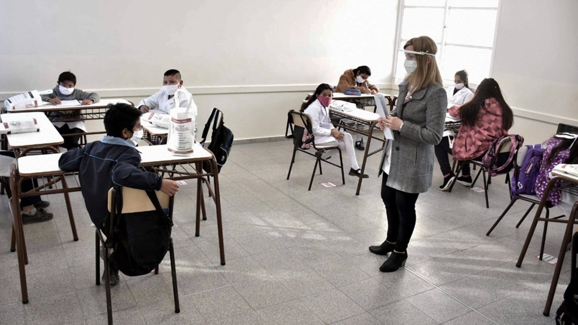 Gollan y Vila se reúnen con gremios docentes para monitorear la situación de contagios en los colegios