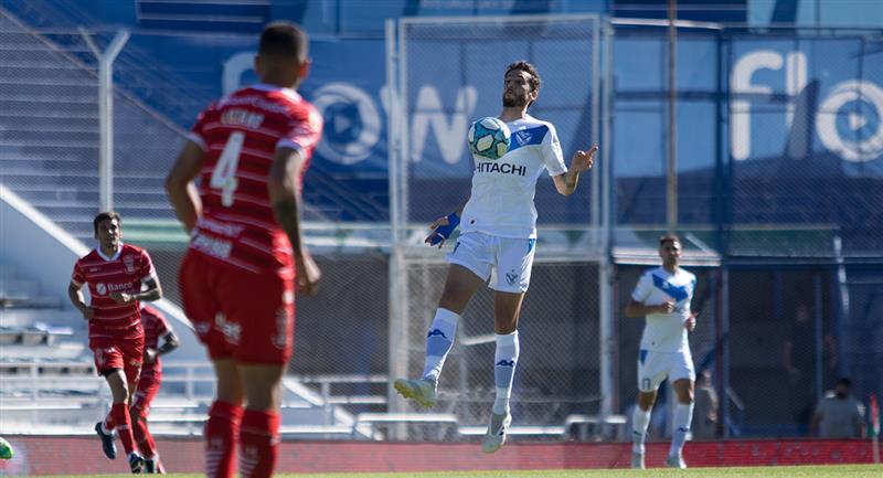 Vélez enfrenta a Huracán, con la misión de seguir arriba