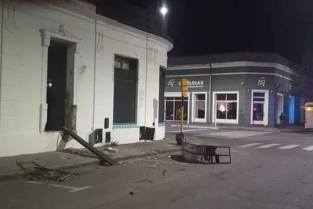 Analizan cámaras privadas para dar con los responsables del atentado contra un local de La Cámpora en Bahía Blanca