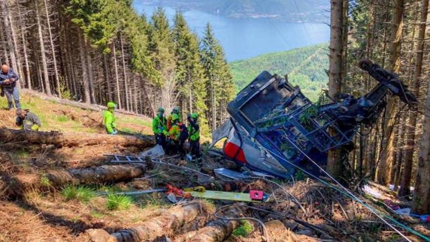 El jefe de servicio del teleférico caído en Italia que causó 14 muertes admite que desactivó el freno