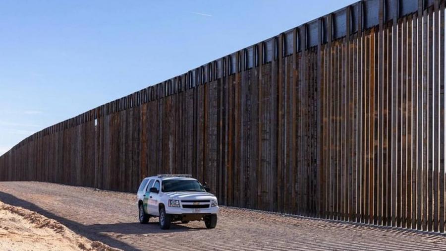 El gobernador de Texas reanudará la construcción de un muro fronterizo con México