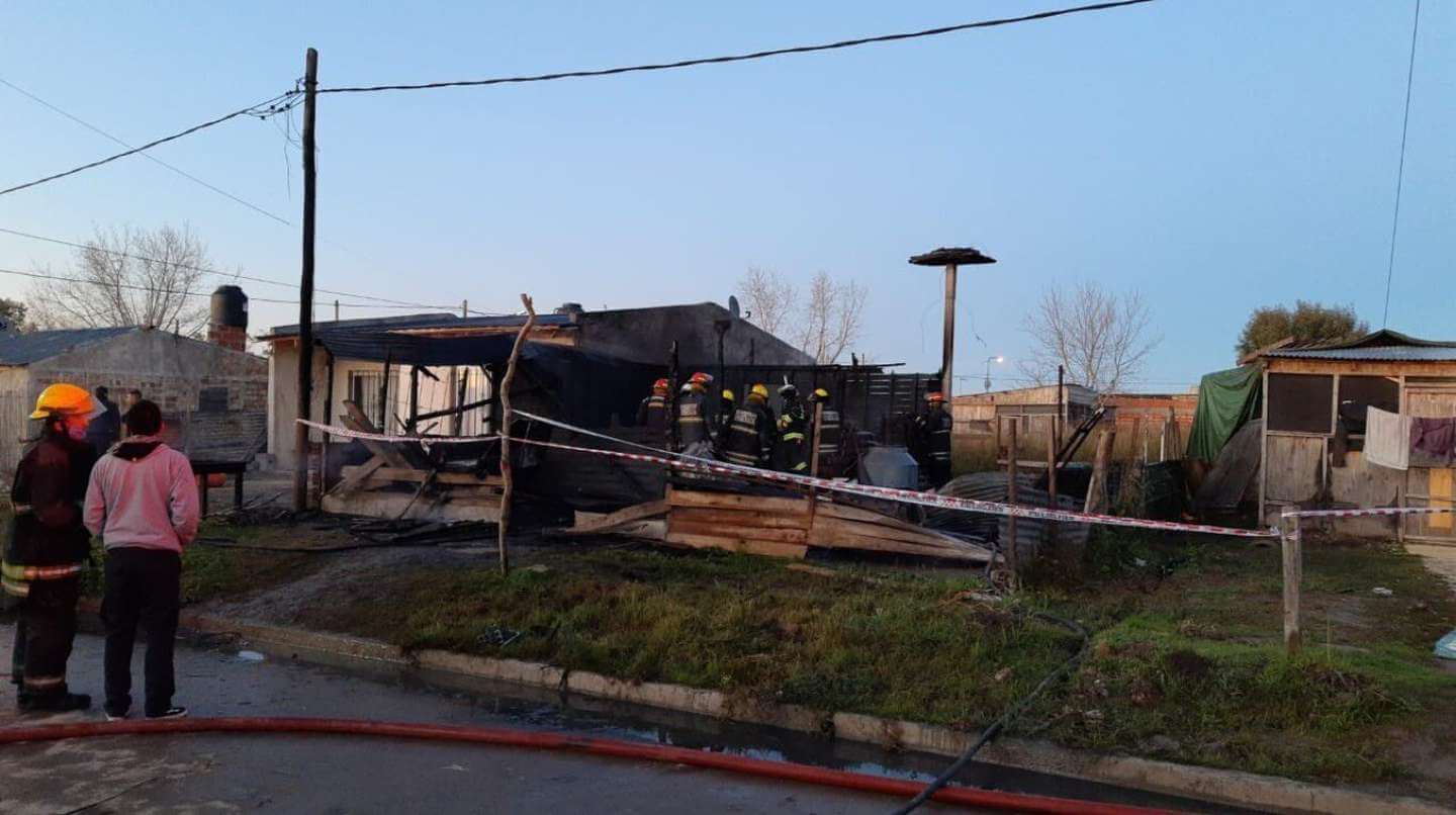 Tragedia en Ensenada: murieron tres hermanitos, sus primos mellizos de un año y las dos madres al incendiarse una casa