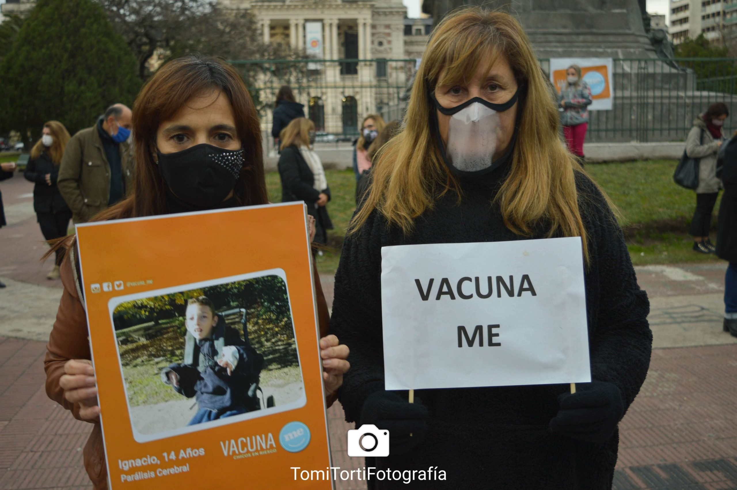 Familiares de menores con comorbilidades se manifestaron frente a la legislatura