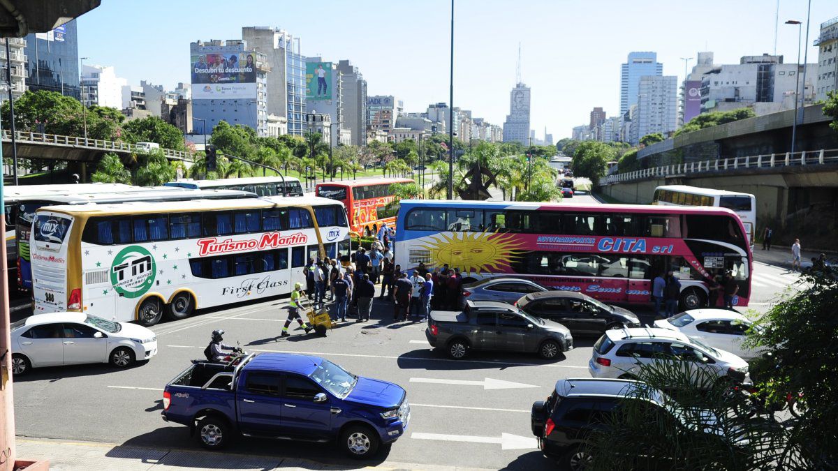 Transportistas de turismo levantaron el corte sobre la   9 de Julio y San Juan