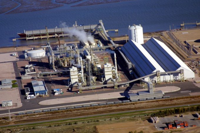 Bahía Blanca: labran infracción a empresa Profértil por emisión de humo negro