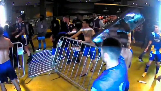 Serios incidentes con jugadores de Boca, gases lacrimógenos y amenazas de detención
