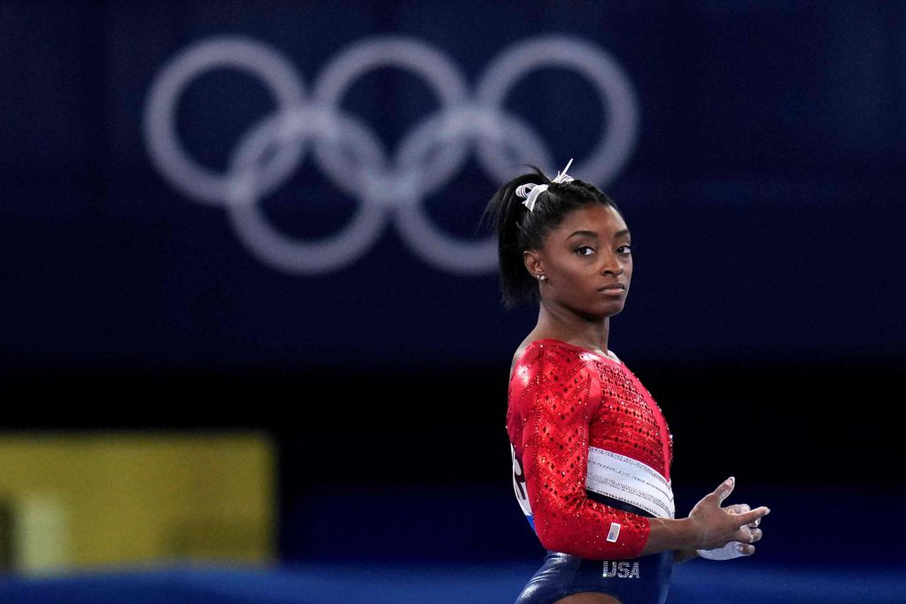 La estrella de la gimnasia Simone Biles se retira de otras dos finales olímpicas