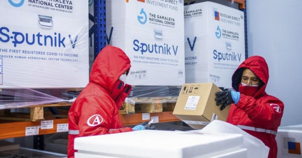 Sputnik V: llegó un cargamento con el principio activo del componente 2 de la vacuna