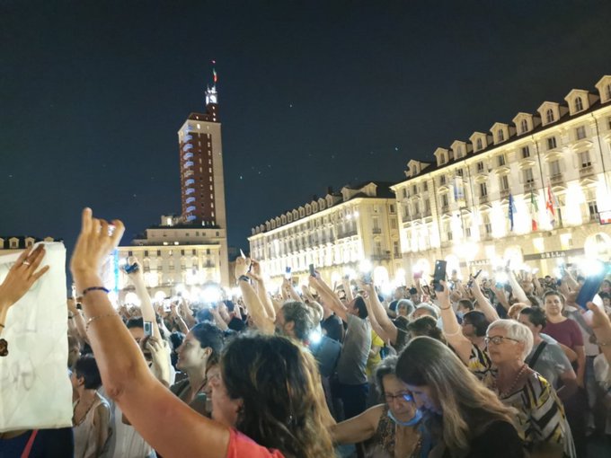 Protestas en Turín contra la vacunación obligatoria para acceder a espacios cerrados