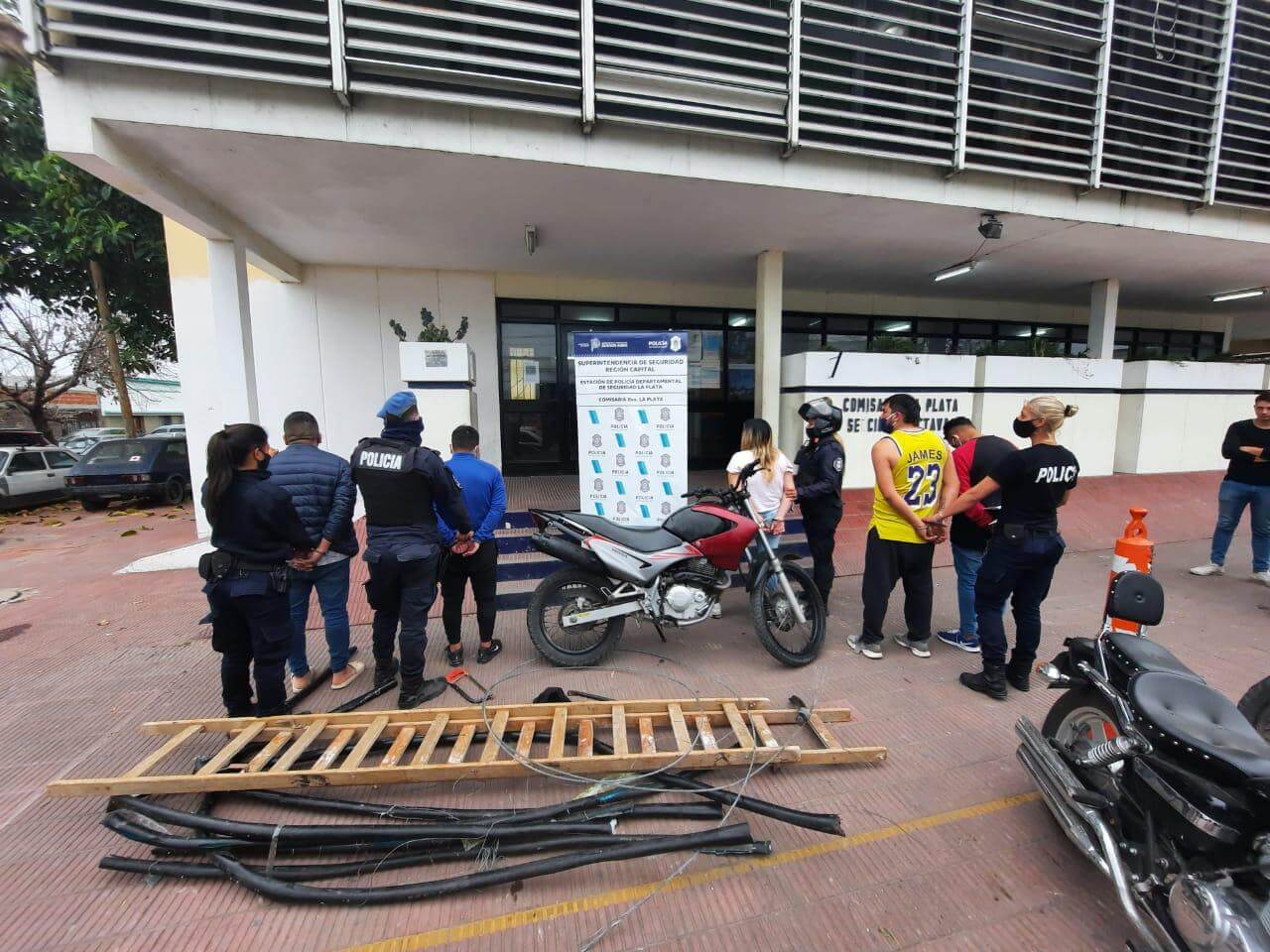 Atrapan in fraganti a cinco sujetos cuando robaban cables de la vía pública en Altos de San Lorenzo