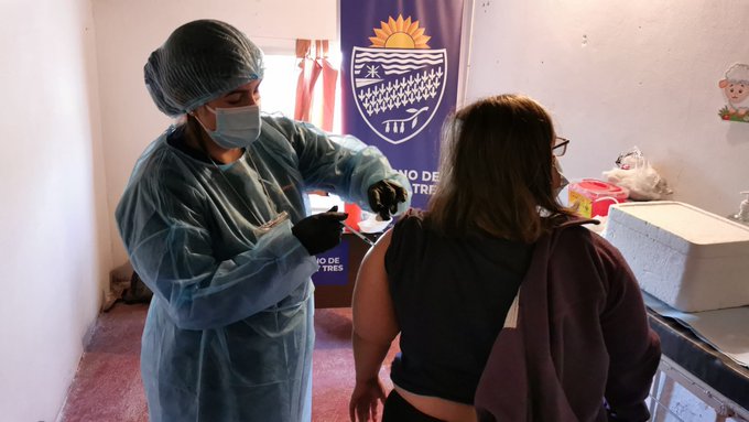 Uruguay comenzó a aplicar la tercera dosis de la vacuna contra el coronavirus
