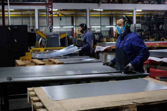 La industria creció 3,9% en julio y se empiezan a recuperar los sectores más golpeados por la pandemia