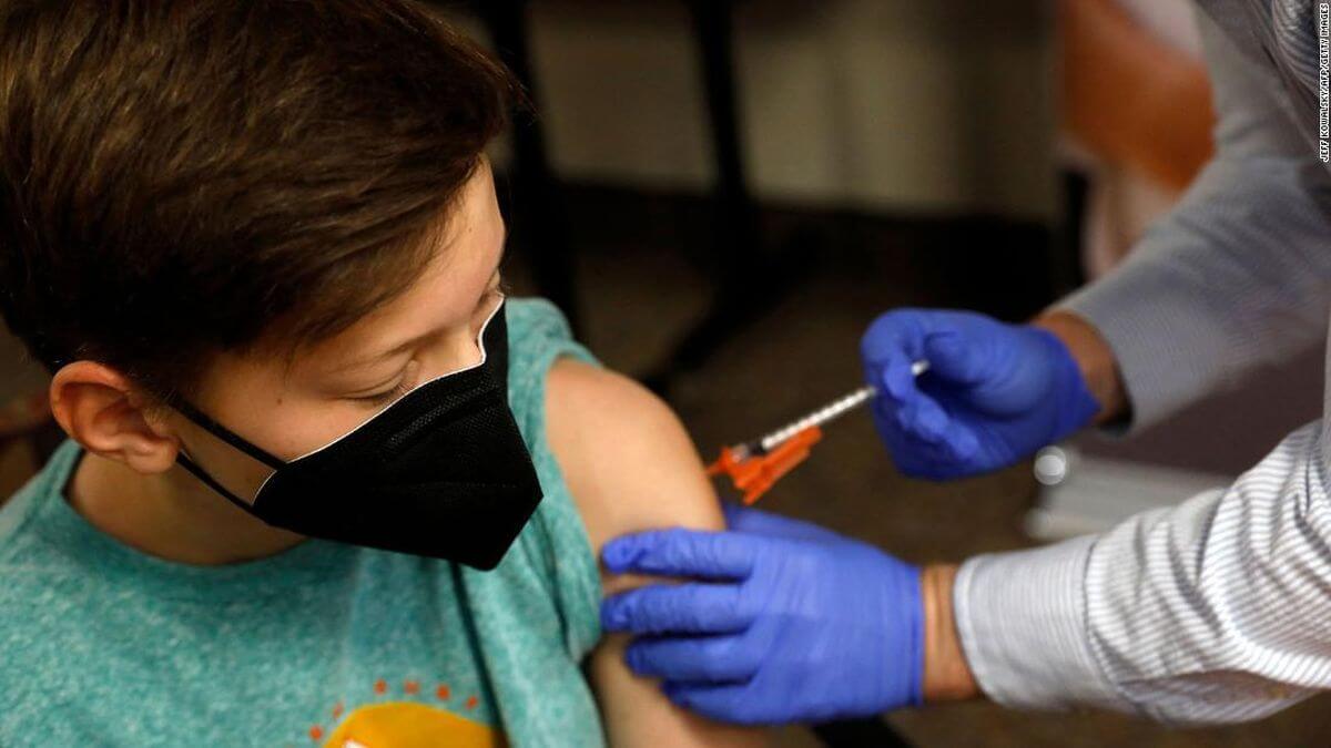 Comienzan a vacunar a 100 mil adolescentes en la Provincia