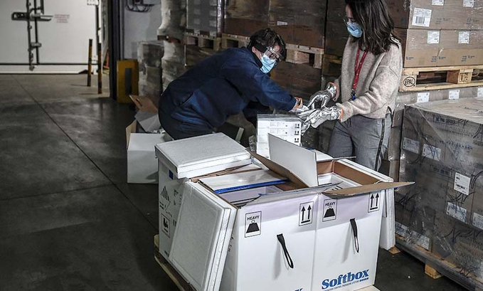 Llegó al país el primer lote de vacunas Pfizer
